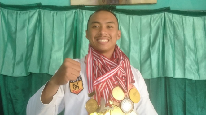 Kgs Nasrullah Irfan Faqih dengan medali prestasi