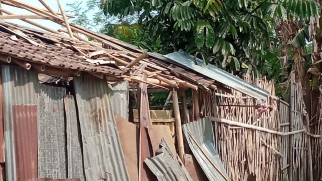Atap garasi milik warga Ajung Jember yang mengalami ledakan
