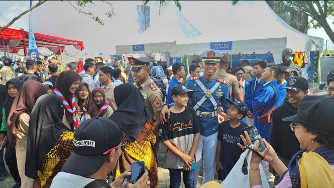 Kedekatan Personil TNI dengan Pengunjung Event