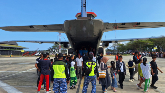 Para penumpang turun dari Hercules C 130 Milik TNI AU