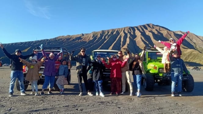 Wisatawan menikmati keindahan Gunung Bromo