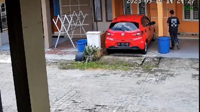 Pantauan CCTV pencuri bawa kabur mobil