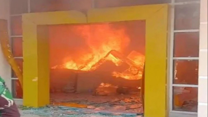 Kantor Bupati Pohuwato, Gorontalo dibakar massa