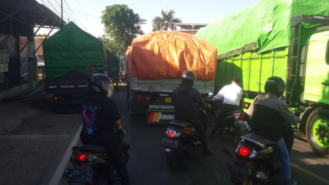 Jalur utama Jawa-Bali macet total