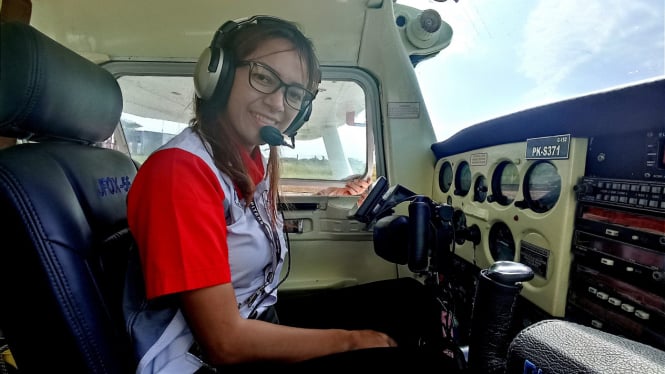 Pilot Irenne Puella mengendarai pesawat cessna 152