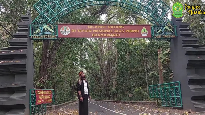 Gus Samsudin di depan gerbang masuk Taman Nasional Alas Purwo