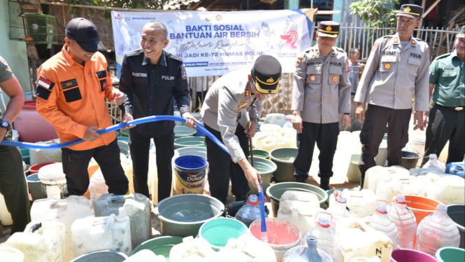 Polres Situbondo Gerojok 10 Ribu Liter Air Bersih kepada masyarakat