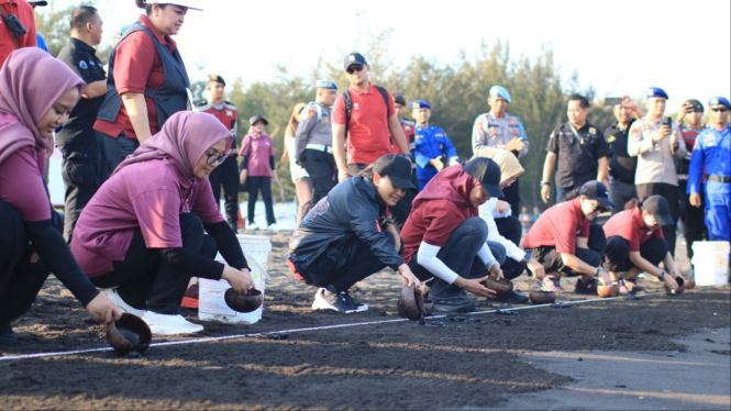 Ketua Umum Bhayangkari dan anggota melepas tukik