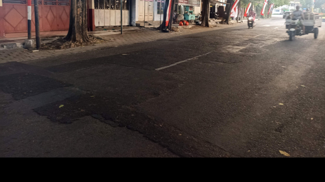 Jalan bertambal di ruas Jl. Dr. Soetomo