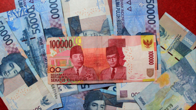 Uang pecahan 50 dan 100 ribu rupiah