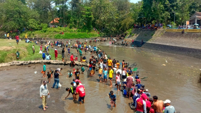 Ribuan orang berburu ikan di area Dam Blambangan/Dam Singir