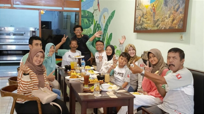 Pengunjung menikmati hidangan R'Hanna Resto