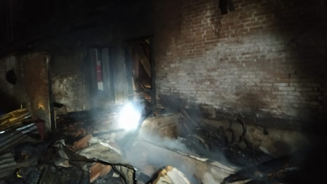 Puing-puing reruntuhan rumah yang terbakar di Banyuwangi