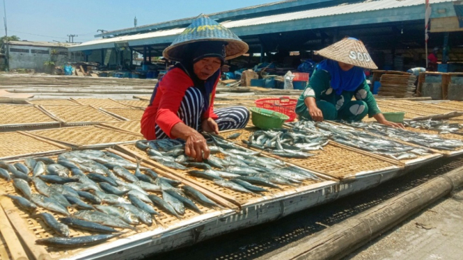 Perajin tengah menjemur ikan asin di Pelabuhan Muncar, Banyuwangi