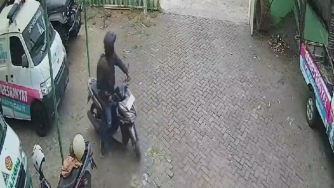 Pencuri motor wartawan di Jember terekam CCTV