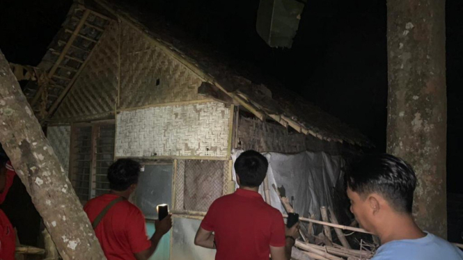 Kondisi Rumah Sumartini tanpa penerangan karena tidak adanya listrik
