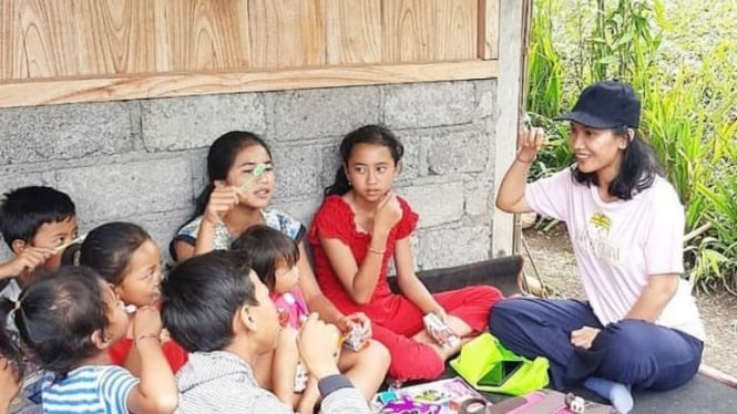 Komang Ayu Sri Widyashanti berikan Edukasi Kepada Anak - Anak