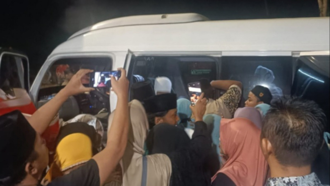 Sejumlah jemaah umroh yang viral di medsos tiba di Jember