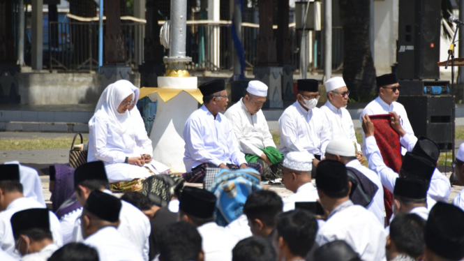 Bupati Banyuwangi (kiri) saat gelaran salat Istisqa serentak