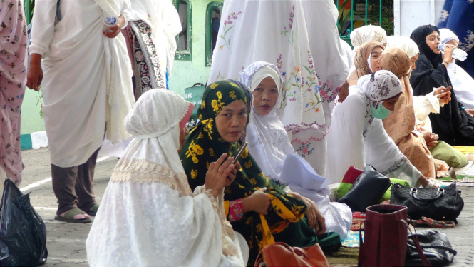 Warga persiapan salat gaib untuk Palestina