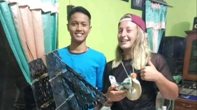 Taufiqur Rahman bersama wisatawan asing