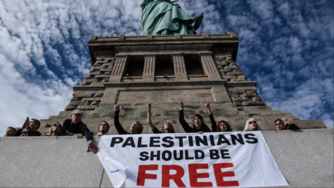 Ratusan umat Yahudi duduki patung Liberty dukung Palestina