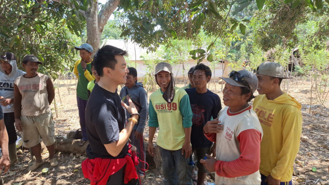 DPR Swasta, Chandra Astan (kaos hitam) bersama masyarakat