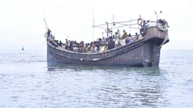 Etnis Rohingya saat berada di perairan Selat Malaka