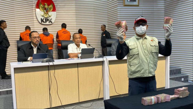 Deputi Penindakan KPK Irjen Pol Rudi Setiawan (Tengah)