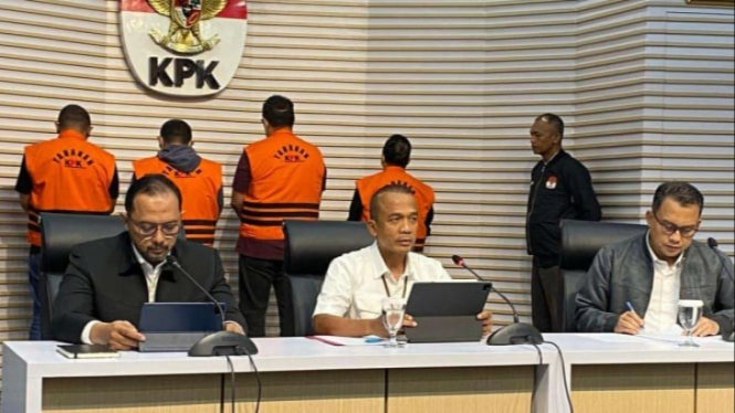 Deputi Penindakan KPK Irjen Pol Rudi Setiawan (Tengah)