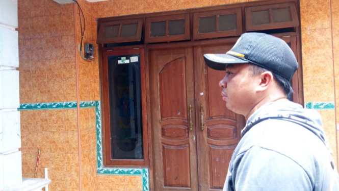 Anam Sugiarto menunjukkan rumah kontrakan yang ada di Ajung