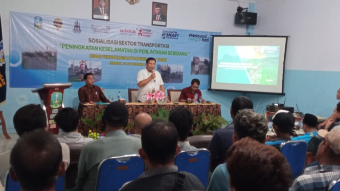 Anggota DPRD Jatim berikan edukasi kepada pengguna jalan