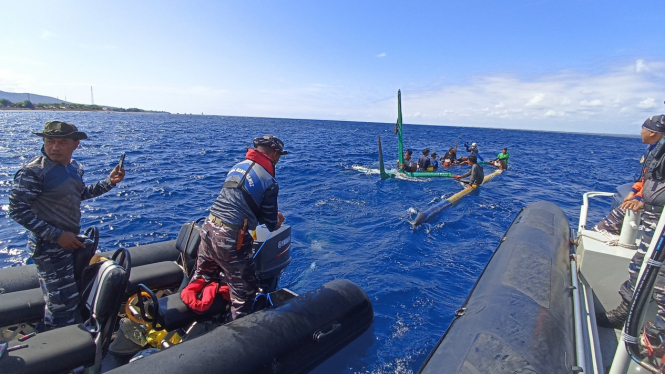 TNI AL Banyuwangi evakuasi perahu tenggelam