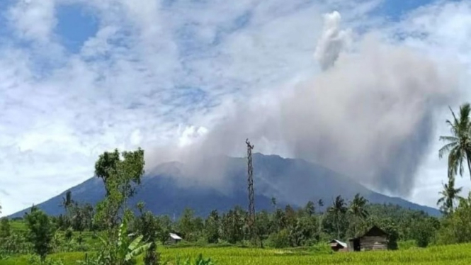 Gunung Marapi Sumatera Barat erupsi lagi