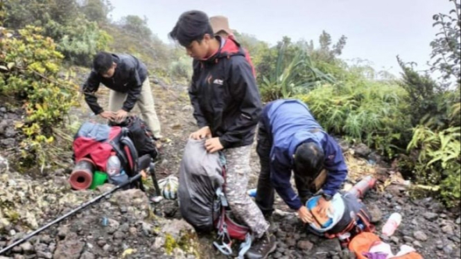 Ilustrasi pendaki di Gunung Marapi Sumatera Barat