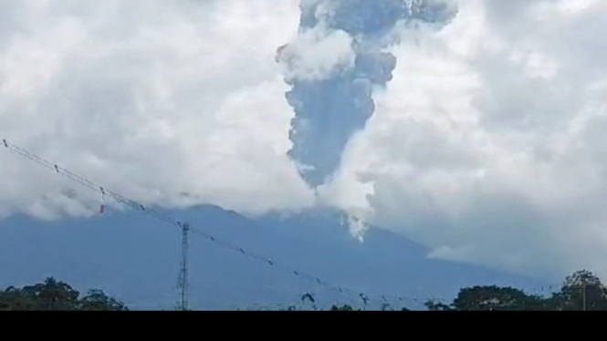 Gunung Marapi Sumatera Barat erupsi lagi