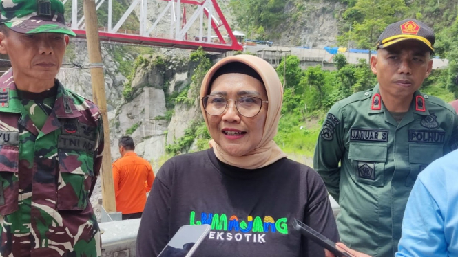 Pj Bupati Lumajang, Indah Wahyuni saat diwawancari wartawan