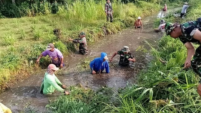 Aksi bersih sungai anggota Koramil Wongsorejo