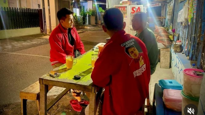 Chandra Astan bercengkerama dengan penjual kopi