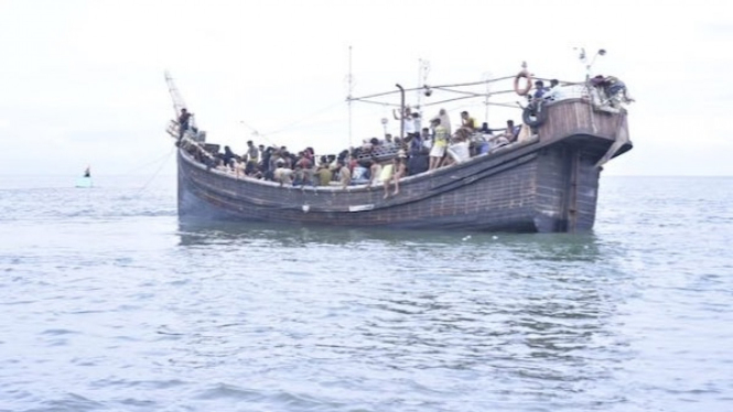 Kapal etnis Rohingya saat merapat ke pesişir pantai Jangka, Bireuen