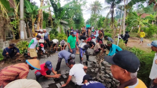 Warga Desa Mundurejo bongkar jalan paving