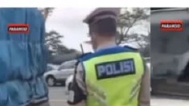 Polisi tilang pengemudi yang bantu mobil teman mogok