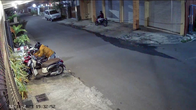 Kamera CCTV merekam aksi maling sepeda motor di Jember