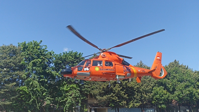 Helikopter Basarnas mengudara menuju Pelabuhan Ketapang