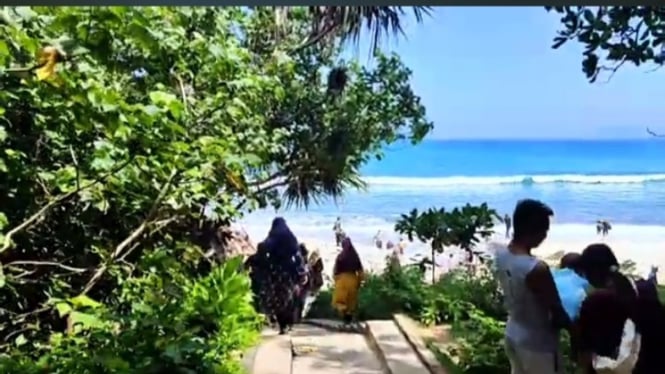 Pesona pantai pancur alas Purwo Banyuwangi menjelang tahun baru