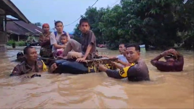 Korban banjir dievakuasi ke pengungsian