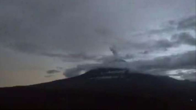 Puncak gunung Semeru erupsi