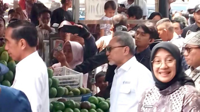 Presiden Joko Widodo bersama Menteri perdagangan, Membeli buah Mangga
