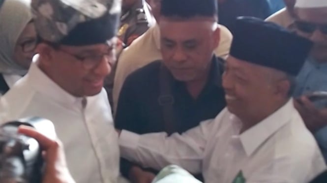 Capres Anies Baswedan bersama pendukung