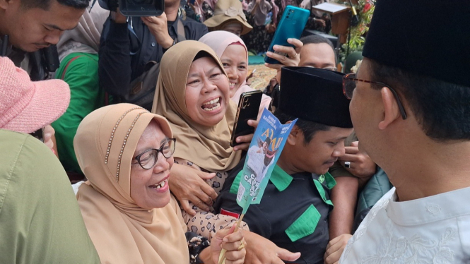 Anies Baswedan disambut histeris oleh emak-emak